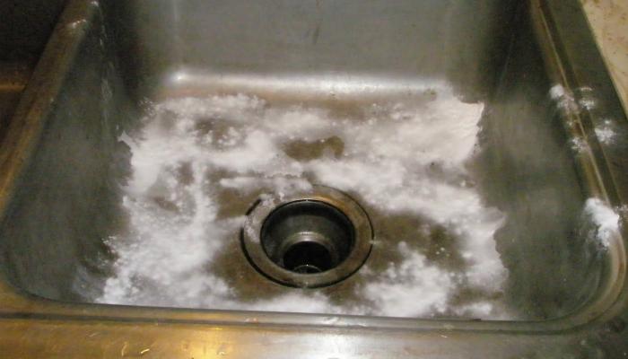 lam sach bon rua bat voi baking soda